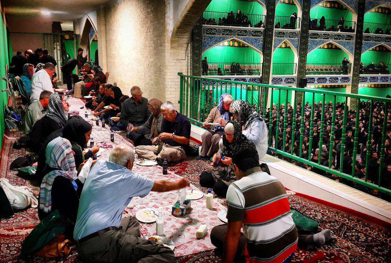 حضور چهل گردشگر خارجی در مراسم عزاداری تاسوعا و خوردن قیمه نذری.
حسینیه خویدک، یزد